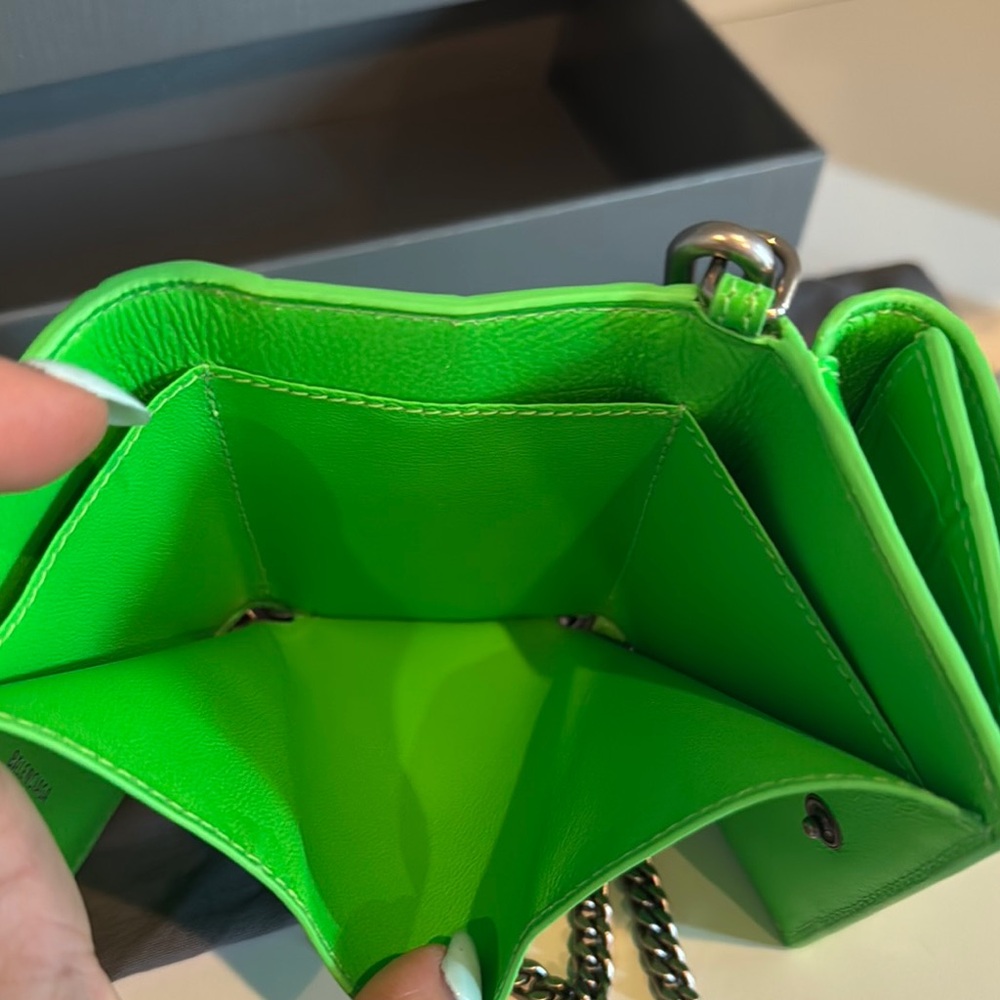 Balenciaga croc embossed Leather Minaudiere with chain - Picture 6 of 7